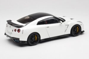 Nissan GT-R R35 Track Edition NISMO Pearl White MotorHelix 1:18 M83518 Métal — image 3 sur 8