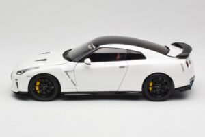 Nissan GT-R R35 Track Edition NISMO Pearl White MotorHelix 1:18 M83518 Métal — image 4 sur 8