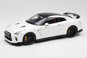 Nissan GT-R R35 Track Edition NISMO Pearl White MotorHelix 1:18 M83518 Métal