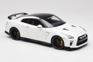 Nissan GT-R R35 Track Edition NISMO Pearl White MotorHelix 1:18 M83518 Métal — image 6 sur 8