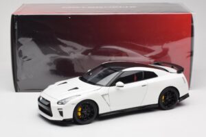 Nissan GT-R R35 Track Edition NISMO Pearl White MotorHelix 1:18 M83518 Métal — image 8 sur 8