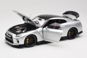 Nissan GT-R R35 Track Edition NISMO T-Spec Ultimate Metal Silver MotorHelix 1:18 M83517 Métal — image 2 sur 8