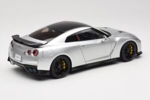 Nissan GT-R R35 Track Edition NISMO T-Spec Ultimate Metal Silver MotorHelix 1:18 M83517 Métal — image 3 sur 8