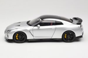 Nissan GT-R R35 Track Edition NISMO T-Spec Ultimate Metal Silver MotorHelix 1:18 M83517 Métal — image 4 sur 8