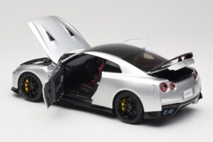 Nissan GT-R R35 Track Edition NISMO T-Spec Ultimate Metal Silver MotorHelix 1:18 M83517 Métal — image 5 sur 8