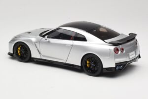 Nissan GT-R R35 Track Edition NISMO T-Spec Ultimate Metal Silver MotorHelix 1:18 M83517 Métal — image 7 sur 8