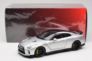 Nissan GT-R R35 Track Edition NISMO T-Spec Ultimate Metal Silver MotorHelix 1:18 M83517 Métal — image 8 sur 8