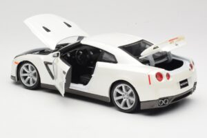Nissan GT-R R35 Blanc Bburago 1:18 18-12079 Métal — image 5 sur 8