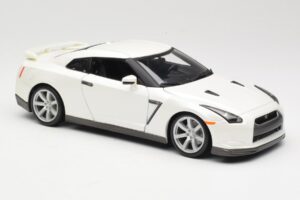 Nissan GT-R R35 Blanc Bburago 1:18 18-12079 Métal — image 6 sur 8