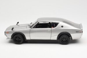Nissan Skyline 2000 GT-R KPGC110 Argent Kyosho 1:18 08255S Métal — image 4 sur 8
