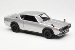 Nissan Skyline 2000 GT-R KPGC110 Argent Kyosho 1:18 08255S Métal — image 6 sur 8