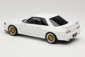 Nissan Skyline GT-R R32 V-Spec II Tuned Crystal White AUTOart 1:18 77416 Métal — image 7 sur 8