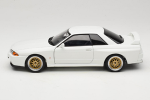 Nissan Skyline GT-R R32 V-Spec II Tuned Crystal White AUTOart 1:18 77416 Métal — image 4 sur 8
