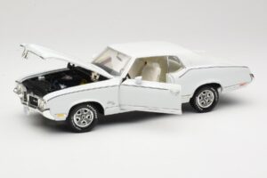 Oldsmobile Cutlass SX Blanc ERTL 1:18 33775 Métal — image 2 sur 8
