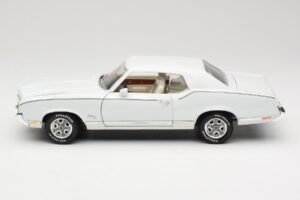 Oldsmobile Cutlass SX Blanc ERTL 1:18 33775 Métal — image 4 sur 8