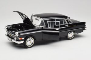 Opel Kapitan P2 Noir Revell 1:18 08821 Métal — image 2 sur 8
