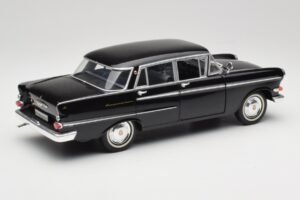 Opel Kapitan P2 Noir Revell 1:18 08821 Métal — image 3 sur 8