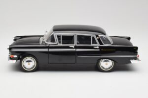 Opel Kapitan P2 Noir Revell 1:18 08821 Métal — image 4 sur 8