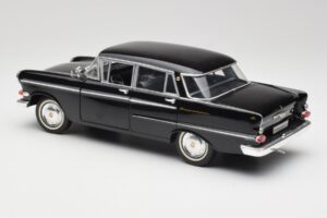 Opel Kapitan P2 Noir Revell 1:18 08821 Métal — image 7 sur 8