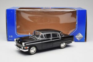 Opel Kapitan P2 Noir Revell 1:18 08821 Métal — image 8 sur 8