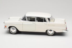 Opel Kapitan P2 Blanc Revell 1:18 08821-M1 Métal — image 4 sur 8