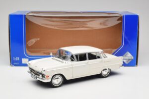 Opel Kapitan P2 Blanc Revell 1:18 08821-M1 Métal — image 8 sur 8