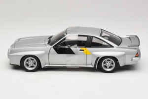 Opel Manta 400 Homologation Argent Revell 1:18 8491 Métal — image 3 sur 6