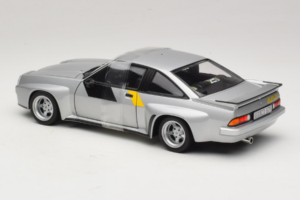 Opel Manta 400 Homologation Argent Revell 1:18 8491 Métal — image 5 sur 6