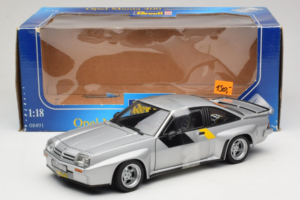 Opel Manta 400 Homologation Argent Revell 1:18 8491 Métal — image 6 sur 6