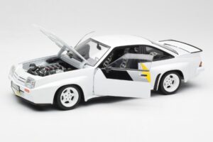 Opel Manta 400 Homologation Blanc Revell 1:18 8819 Métal — image 2 sur 8