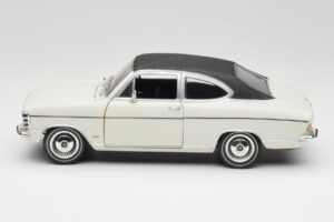 Opel Olympia A Coupé Blanc Noir Revell 1:18 8446 Métal — image 4 sur 8
