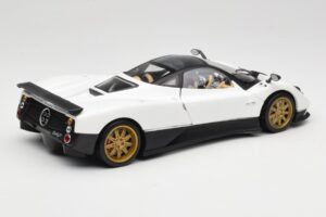 Pagani Zonda F Blanc Mondo Motors 1:18 157655 Métal — image 3 sur 8