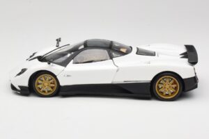 Pagani Zonda F Blanc Mondo Motors 1:18 157655 Métal — image 4 sur 8