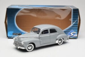 Peugeot 203 Gris Clair Solido 1:18 8145 Métal — image 8 sur 8