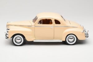 Plymouth Coupe Beige Road Signature 1:18 92398 Métal — image 4 sur 8
