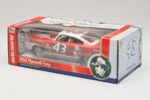 Plymouth Fury #43 R. Petty NASCAR 1960 Auto World 1:24 AW24003/06 Métal — image 3 sur 3