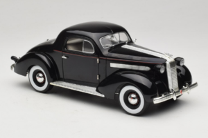 Pontiac Deluxe Noir Signature Models 1:18 18106 Métal — image 6 sur 8