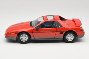 Pontiac Fiero GT Rouge Road Signature 1:18 92588 Métal — image 4 sur 8