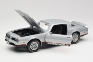 Pontiac Firebird Formula Argent ERTL 1:18 33514 Métal — image 2 sur 8