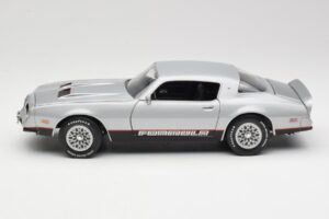 Pontiac Firebird Formula Argent ERTL 1:18 33514 Métal — image 4 sur 8