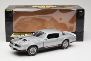 Pontiac Firebird Formula Argent ERTL 1:18 33514 Métal — image 8 sur 8