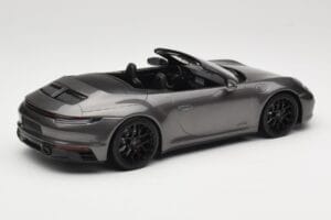 Porsche 911 992 Carrera 4 GTS Cabriolet Grey Metallic Minichamps 1:18 155063031 Métal — image 2 sur 6