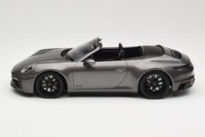 Porsche 911 992 Carrera 4 GTS Cabriolet Grey Metallic Minichamps 1:18 155063031 Métal — image 3 sur 6