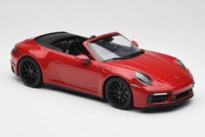 Porsche 911 992 Carrera 4 GTS Cabriolet Rouge Minichamps 1:18 155063032 Métal — image 4 sur 6