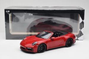Porsche 911 992 Carrera 4 GTS Cabriolet Rouge Minichamps 1:18 155063032 Métal — image 6 sur 6