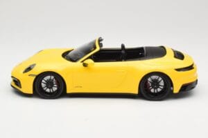 Porsche 911 992 Carrera 4 GTS Cabriolet Jaune Minichamps 1:18 155063030 Métal — image 3 sur 6
