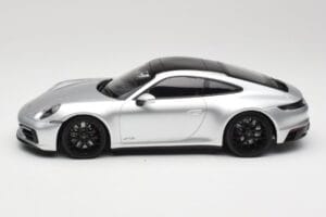 Porsche 911 992 Carrera 4 GTS Argent Minichamps 1:18 155063104 Métal — image 3 sur 6