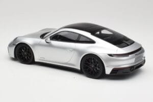 Porsche 911 992 Carrera 4 GTS Argent Minichamps 1:18 155063104 Métal — image 5 sur 6