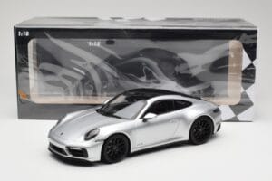 Porsche 911 992 Carrera 4 GTS Argent Minichamps 1:18 155063104 Métal — image 6 sur 6