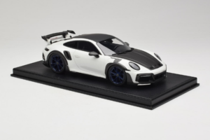 Porsche 911 992 TechArt GTstreet R Blanc Avec Roues Bleues TechArt 1:18 REMC014 Résine — image 4 sur 6